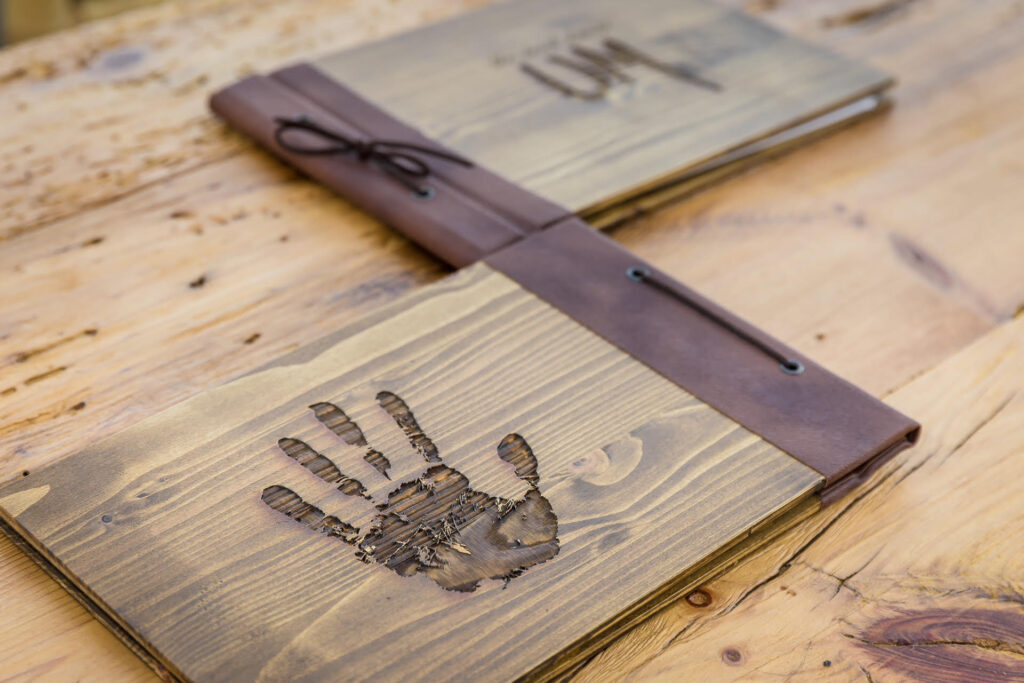 Logotipo de Umami hecho con láser